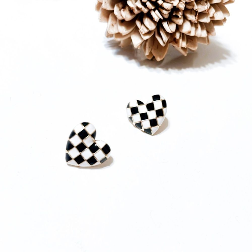 Heart stud earrings M4